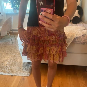 Zara Volangkjol  - Såå snygg och gulligg kjol från zara som inte säljs längre💗💗💗🌟🌺