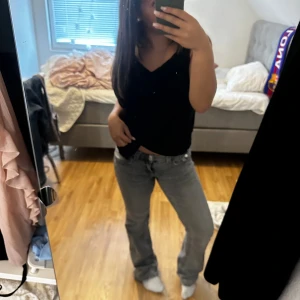 Ginatricot low waisted jeans - Säljer dessa eftersom tycker de sitter lite tajt, inte använda så många gånger och är i bra skick. 