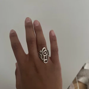 Silverring - Supersöt ring i 925 sterling silver med ojämn design. Säljer pga. Att jag föredrar guldsmycken  
