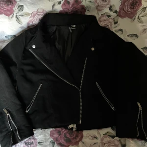 Mockajacka Divided  - Divided jacka, mocka i strl 40 (Divided är att gå upp en strl då de är små i strl). I bra skick och använd ca 20-tal gånger som högst. Nypris ca 400 kronor. 