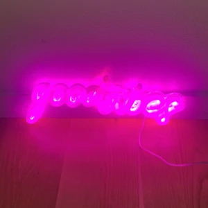 Lampa med texten Good vibes  💡 🩷40kr +frakt - Jättefin rosa lysande lampa passar bra till nattlampa väldigt lång sladd kan hängas🩷🩷💞💓💗