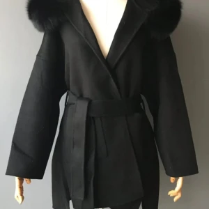 Päls kappa - Säljer denna super fina kappan då den inte kommer till användning, jag köpte den i vintras så den är fortfarande som ny och i ny skick. Köpte den för 2199 kr och säljer den för 1800kr skriv för egna bilder💓