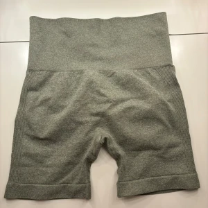 Grå stickade shorts - Säljer ett par grågröna stickade shorts. De är superbekväma och perfekta för en avslappnad dag hemma eller ett träningspass. Knappt använda.