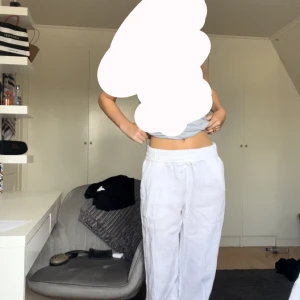 Vita linnebyxor - Säljer ett par vita linnebyxor som är perfekta för sommaren. De är högmidjade och har en loose passform vilket gör dem superbekväma. Byxorna har en dragsko i midjan för justerbar passform. Perfekta för en avslappnad dag eller en strandutflykt!