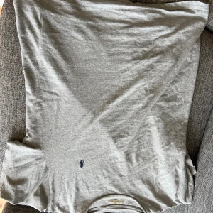 Ralph lauren t shirt  - Den är i bra skick säljer den då den är lite stor. Skicka om ni vill ha mer info eller bilder
