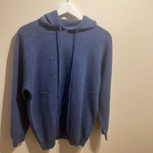 Kashmir hoodie - Storlek S, 10/10 skick aldrig använd. Säljer för att den är för liten, skönt material och sitter riktigt nice 