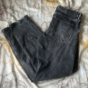 Neuw Jeans  - 30:32, ray-straight fit. 10/10 skick, använda 1 gång, nästan helt nya. Ett par gråa med ljus grå tvätt, lite baggy men straight jeans.