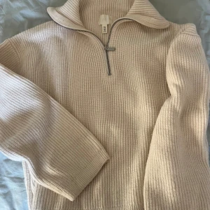 Stickad beige tröja  - Tjock stickad beige tröja i bra skick och med ett bra material🤍
