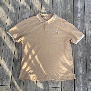 Moncler - Ass fett moncler piké i storlek L. säljer för att den är för stor.  Pris går att diskutera🔥🔥😈👍