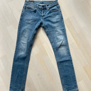 Dondup jeans - Säljer dessa as fräcka dondup jeans i nyskick! Storlek: 31! Modellen heter George & jeansen är köpta på United Fashion! Nypris: 3500kr