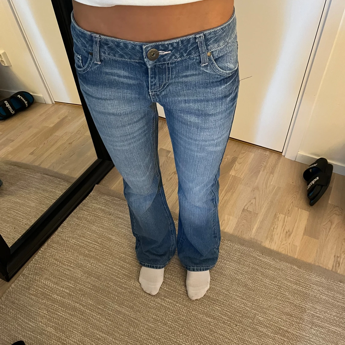 Blå jeans med bootcut