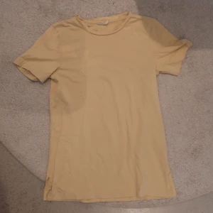 Gul oversized t-shirt  - Gul oversized t-shirt med slits ifrån Gina Tricot. Superbra skick och inga defekter💕