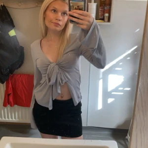 Gina Tricot blus - Jätte söt ljusblå knytblus ifrån Gina Tricot. Liknar toppen från Design By Sí. använt en gång så i nyskick