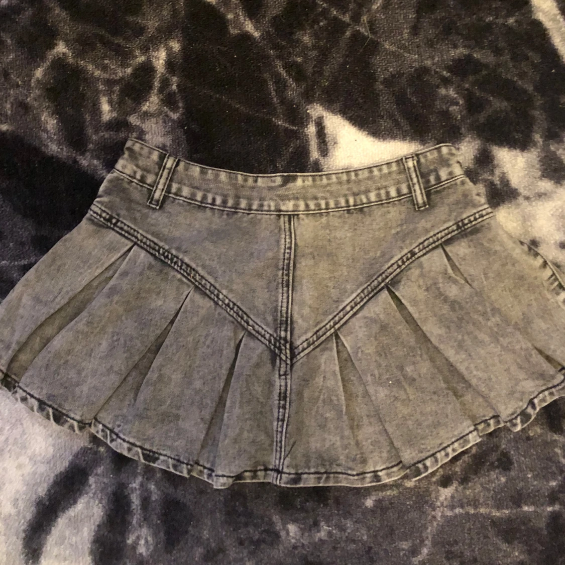 Grå jeanskjol med plisserad design - 90