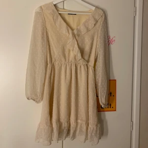klänning  - beige klänning aldrig använt 