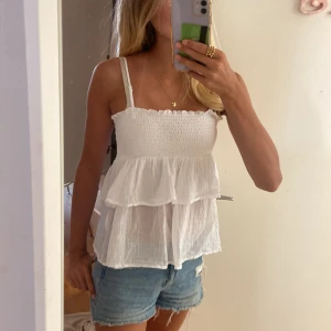 Söt volang topp😚❤️ - Fin topp att ha till sommaren men även till hösten❤️ köpt för ca 200 men säljas billigare❤️
