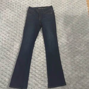 Mörkblå jeans från American Eagle - Säljer ett par snygga mörkblå jeans från American Eagle. De är i storlek s och lågmidjade, köptes i usa och aldrig använda.