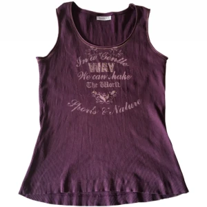 Graphic topp/ linne med tryck  - Lila ribbat linne med tryck på!