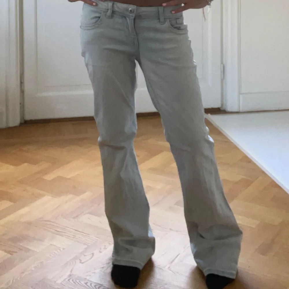 Säljer dessa ljusblå bootcut jeansen från hm som är slutsålda i denna storlek! De har en låg midja och inga defekter. Jeansen är i jättebra skick!!💗💗. Jeans & Byxor.