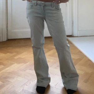 Ljusblå bootcut jeans - Säljer dessa ljusblå bootcut jeansen från hm som är slutsålda i denna storlek! De har en låg midja och inga defekter. Jeansen är i jättebra skick!!💗💗