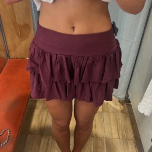 Vinröd kjol - Säljer denna kjol jag använd endast 2 gånger, som ny💞