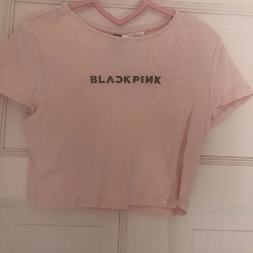 Fin croppad blackpink tröja i strl S från HM. Säljer den då den tyvärr är för stor😩💞. Toppar.