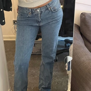 Jeans  - Snygga lite mer baggy jeans low waist- mid waist.  💕inga defekter 