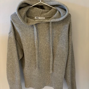 Zara tröja  - Säljer min trendiga Zara tröja då den ej används💕
