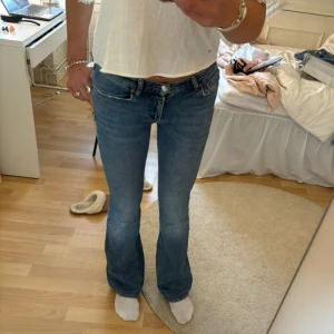 Lågmidjade jeans - Lågmidjade bootcut jeans i nån slags mörkblå. Använder dom aldrig längre och dom börjar bli lite för små för mig så därför säljer jag dom💓Väl använda men har inga defekter eller nåt likande.