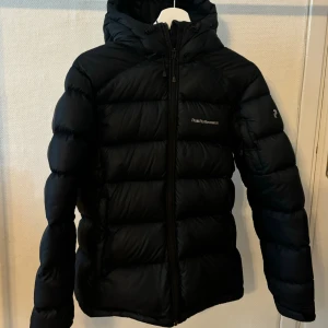 Peak Performance vinterjacka - Säljer en vinterjacka som är använd men i bra skick, utan synligt slitage. Perfekt för höst och vinter. 