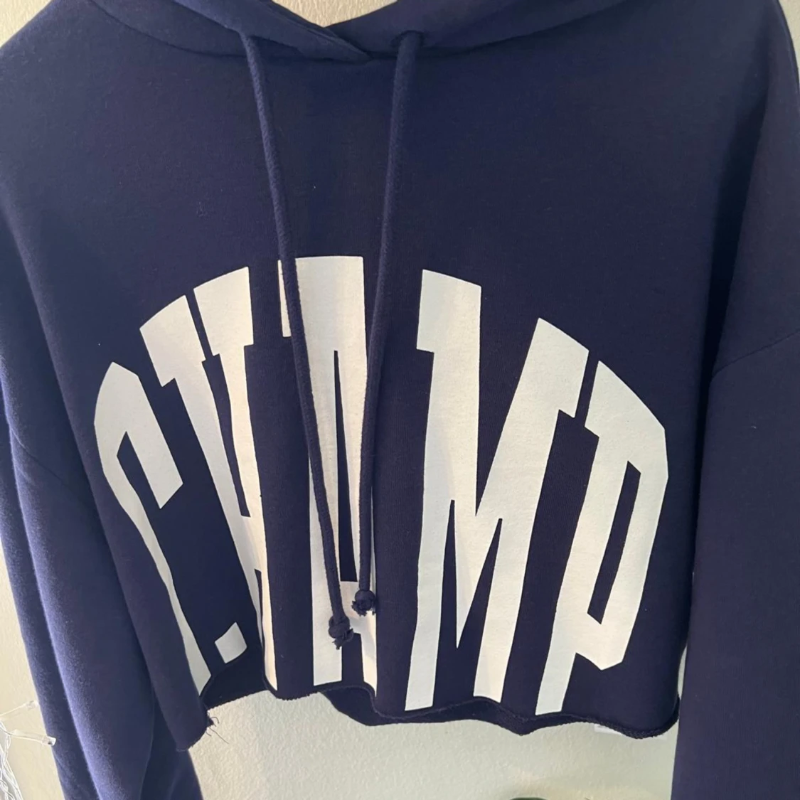 Mörkblå hoodie med tryck