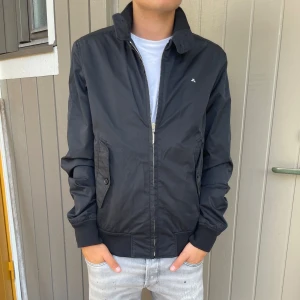 J-Lindeberg jacka - Rikigt snygg jacka i grymt skick🤩 Perfekt nu när sommar när slutet!  Storlek S 