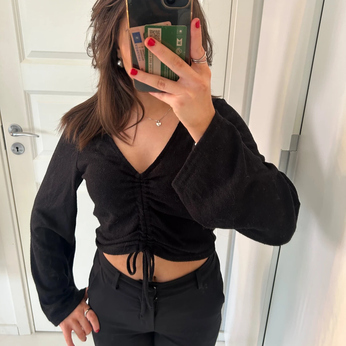 Svart croppad topp med knytning - 91