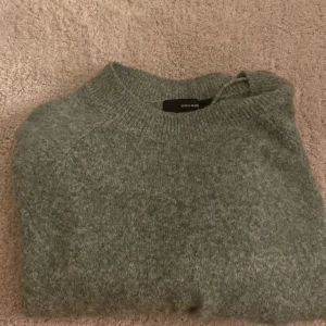 Vero Moda tröja i storlek xs 100 kr - Jag säljer en superfin grön vero moda tröja som aldrig kommer till användning, 