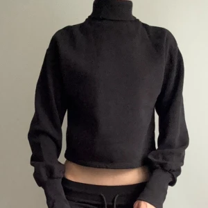 Sweatshirt - Sweatshirt med polokrage från Nelly. Storlek S.