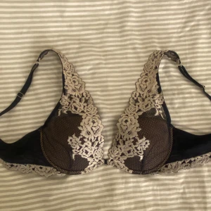 Intimissmi bh - Säljer min intimissmi bh då den inte längre kommer till användning!💗 den är i storlek 75 B!💕 Man ser inte färgen så bra på bilden men den är mörkblå! 