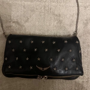 Zadig voltaire väska  - Intresse koll på min Zadig voltaire väska, tröttnat på den men är inte helt säker på att jag vill sälja. Har både ett kort och ett långt band till. Kan tänka mig gå ner i pris 