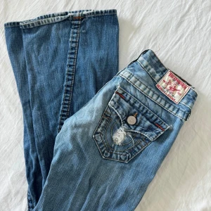 True religion jeans super lowrise bootcut  - Lågmidjade bootcut true religion jeans i modellen joey, storlek 26 ❤️ runt 79cm innerbenslängd I väldigt bra skick!  Säljer tyvärr då dem va lite för stora på mig 🩷
