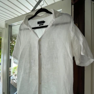 Riley linneskjorta - Linneskjorta från märket Riley! Bra skick och passform. Vid minsta lilla fundering är det bara att höra av sig, priset ej hugget i sten!