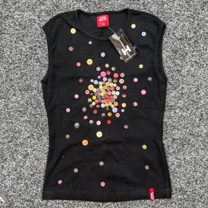 Miss Sixty topp - Galet fin topp från Miss Sixty! Köpt på Humana men ej kommit till användning. Fint skick! Står storlek M men sitter mer som en S. Hör av dig vid intresse eller frågor💗