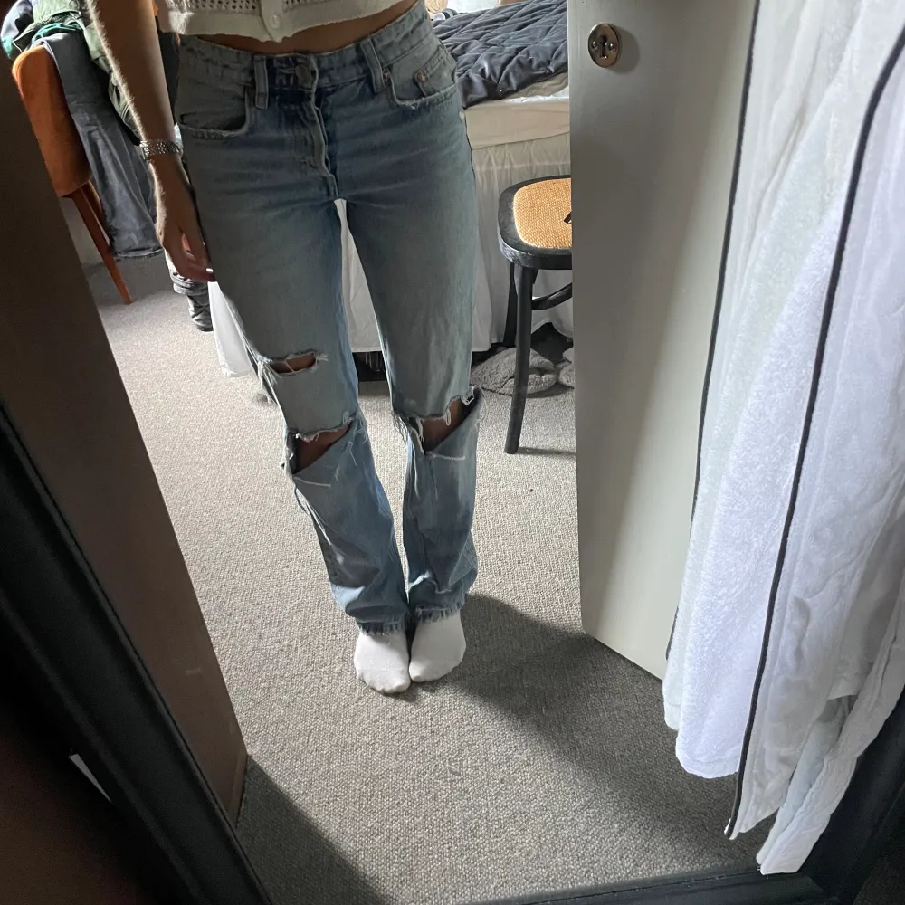 Lågmidjade raka jeans med hål Storlek 34 Bra skick Färg blå. Jeans & Byxor.