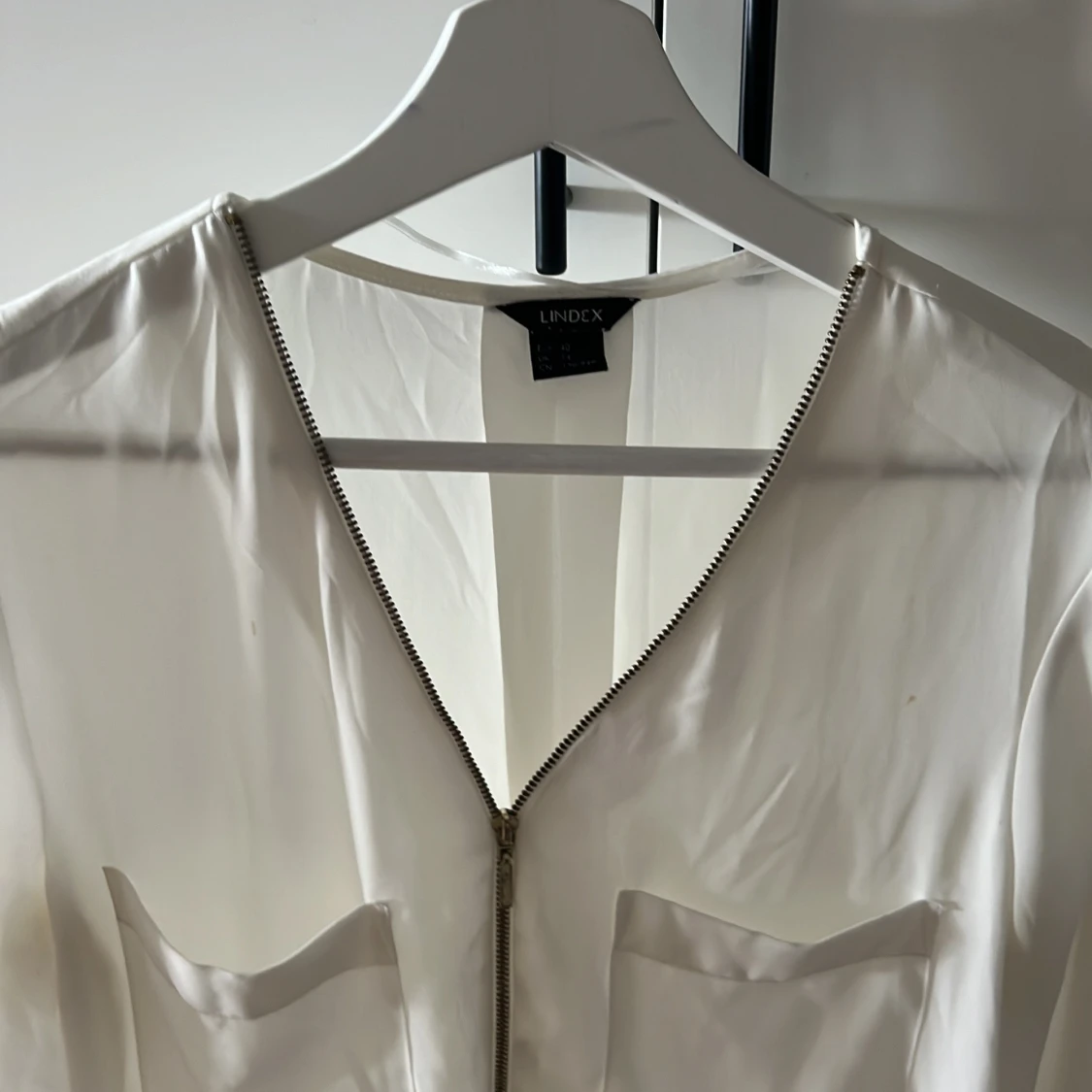 Vit blus med dragkedja - 90