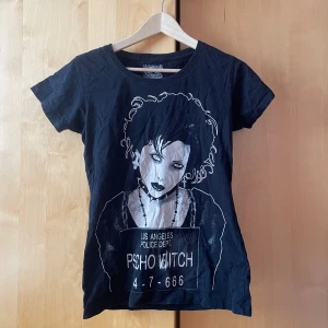 The craft t-shirt - Så cool t-thirt, merch från filmen the craft,, önskar verkligen att den passade mig känns så trist att lämna över den för älskar verkligen men det är bättre om den kommer till användning. Ser ny ut. 