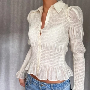 Blus &othersstories - Supersöt blus från &otherstories, verkligen varit en favorit <3 skön och stretchig. Väldigt bra skick men lite smink i kragen (går säkert bort i tvätten, se bild 5), det är inget som syns när den sitter på.