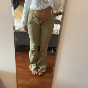 Coola jeans - Snyggaste jeansen🫠🫠🫠 cool washed beige färg och storlek 36! Nyskick! Jag är 166 och de är liiite långa