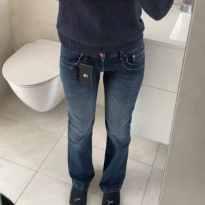 Ltb jeans - fina LTB valerie jeans, tyvärr blivit för stora för mig så därav säljer jag dom. nästan aldrig använda, fint skick!  L30 W27 är 165cm lång för referens, sitter brak längden.