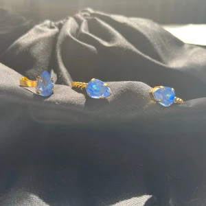 Caroline Svedbom - Caroline svedbom armband och ring, i mycket fint skick 🩵 Nypris för båda: 1390kr. Mitt pris för båda: 450kr