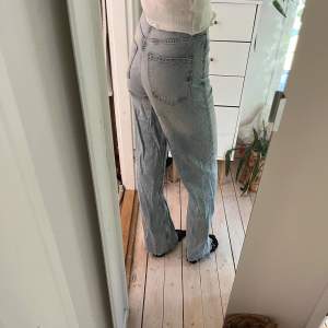 Högmidjade vida jeans från Gina tricot. Midjemått: 34 cm rakt över. Innerbenslängd: 83 cm. 