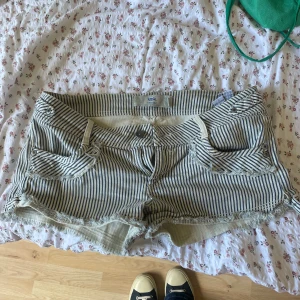 Lågmidjade shorts  - Super söta randiga shorts från bershka, säljer pga att de inte kommer till användning. Storlek 40 men passar 38. Kom privat för fler frågor! ❤️