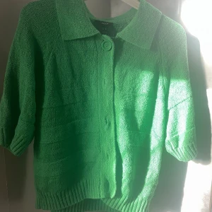 Grön stickad topp - En stickad topp i en så fin grön färg. Kommer sällan till användning. Den är i väldigt bra skick och är ifrån lindex 💗Om det finns frågor eller vill se mer bilder löser vi det!